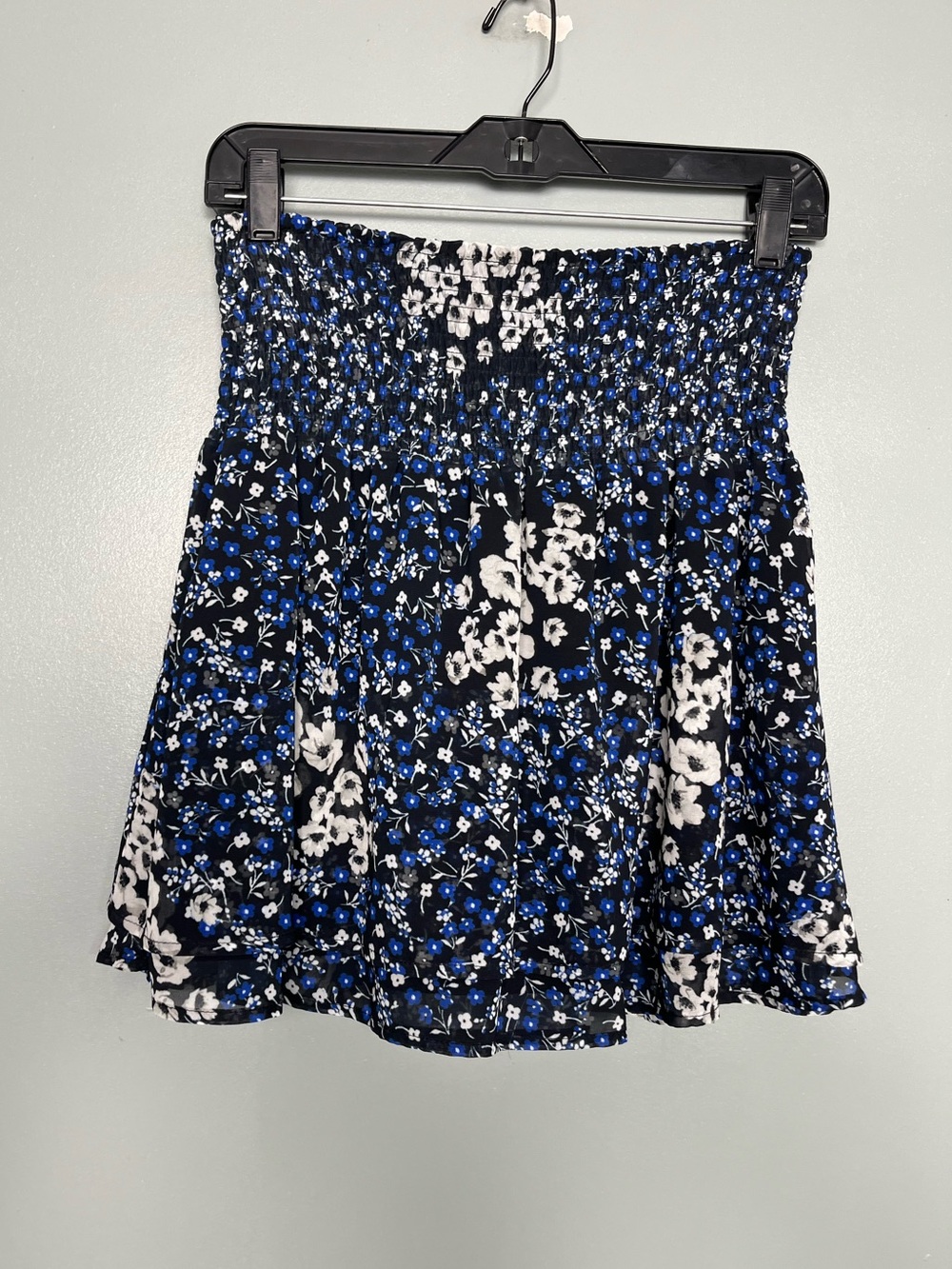 AQUA Smocked Waist Dainty Floral Ruffle Mini Skirt Black Blue Women’s Size S